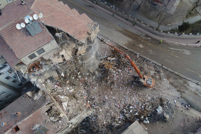 Elazığ'daki depremde yıkılan binalar yapıların güvenliği konusunu bir kez daha gündeme taşıdı.
